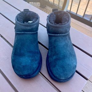 UGG minis black